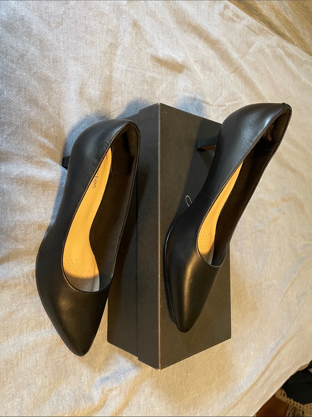 Clarks Black Pointed-Toe Mid Heel Pumps
